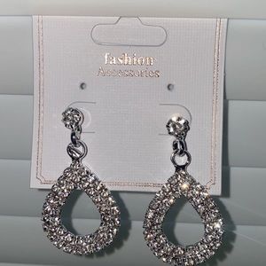 Silver earring aqq wh